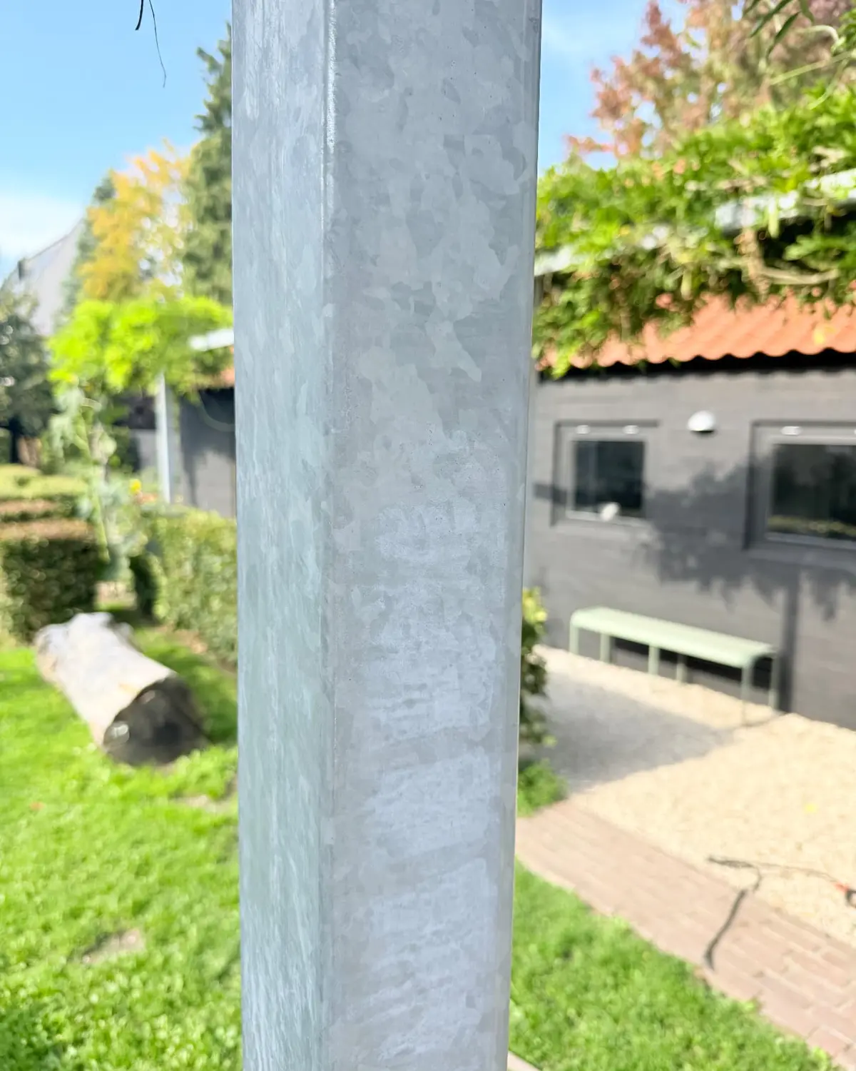 Stalen staander over de volle hoogte, met tuin op de achtergrond