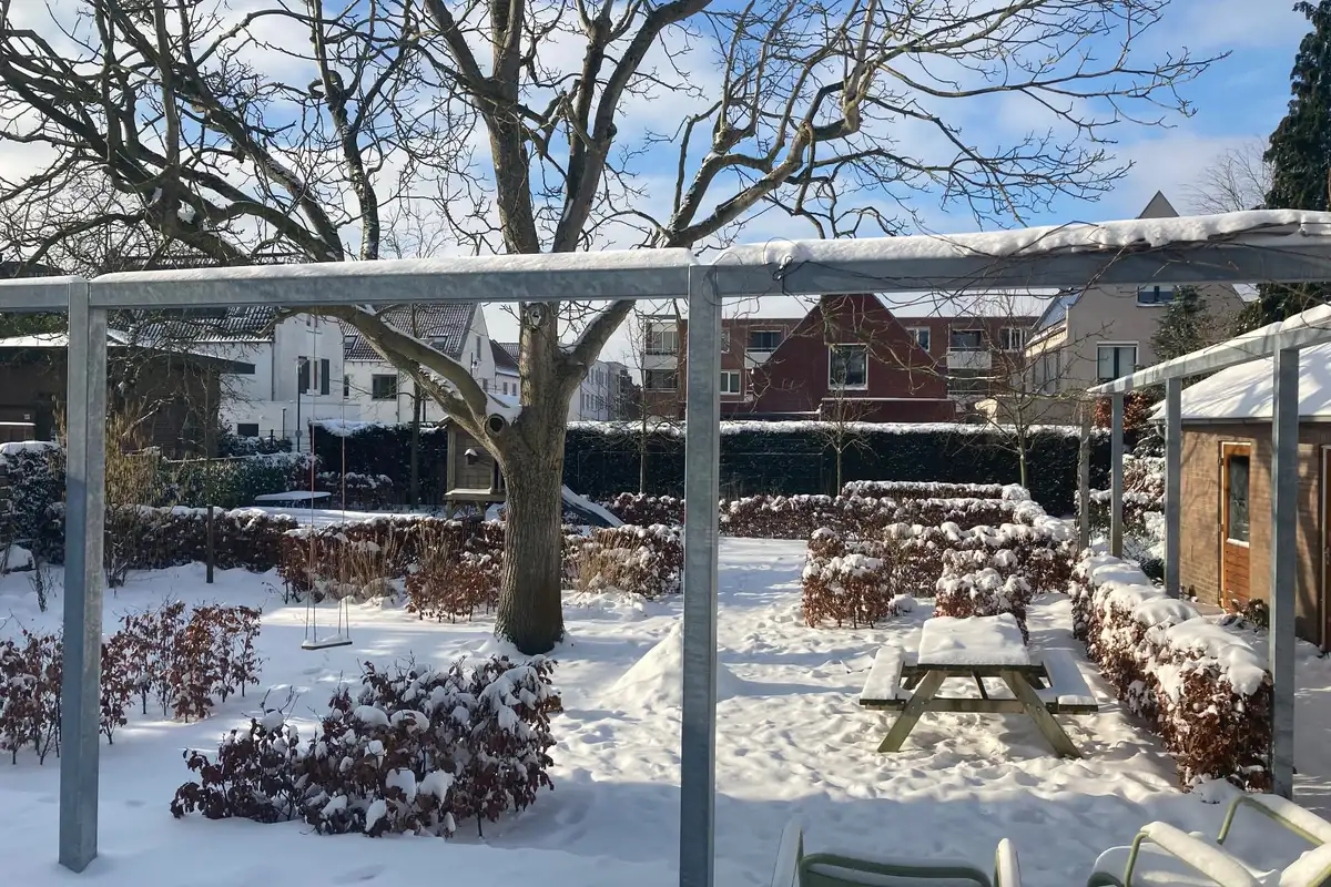 Dezelfde pergola in de winter: het kale stalen frame